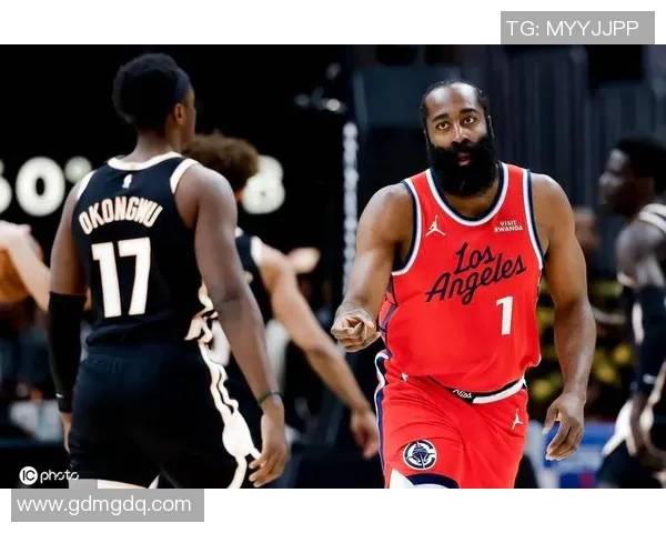 哈登对决老鹰狂砍45分带领球队逆转胜利展现超级巨星风范